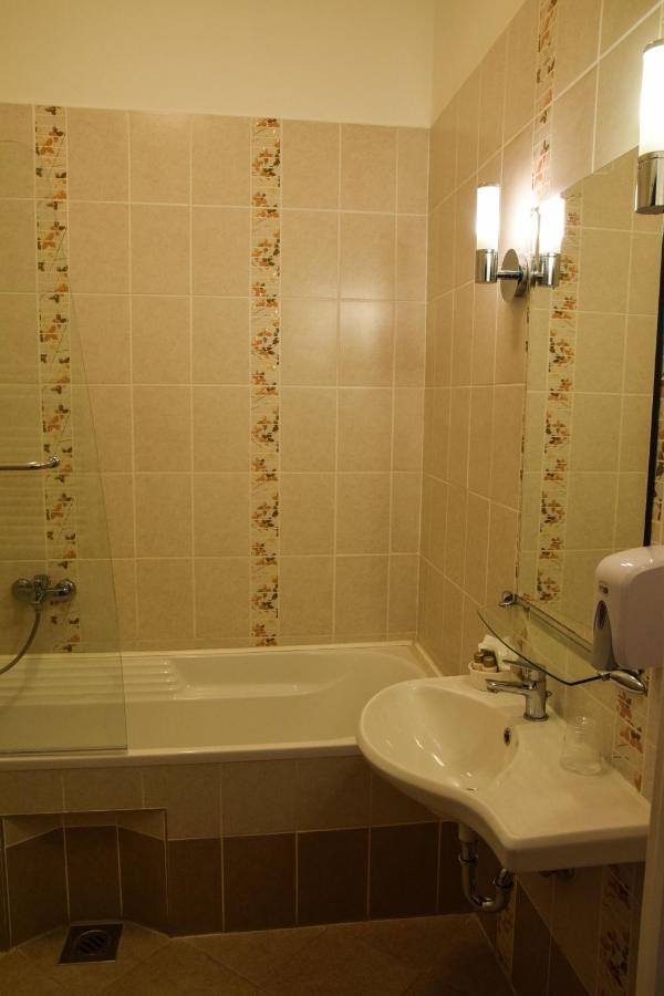 Hotel Koeroes Panzio Es Etterem